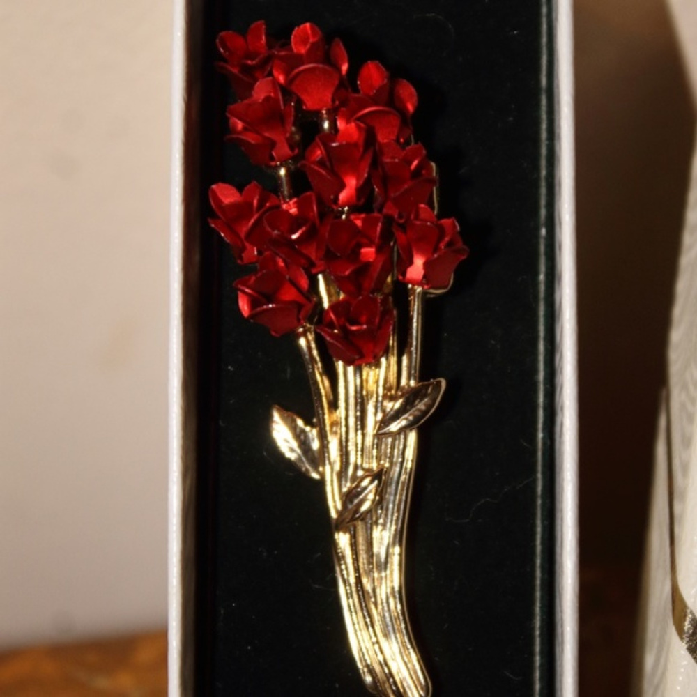 VINTAGE BOUQUET OF RED ROSES BROOCH